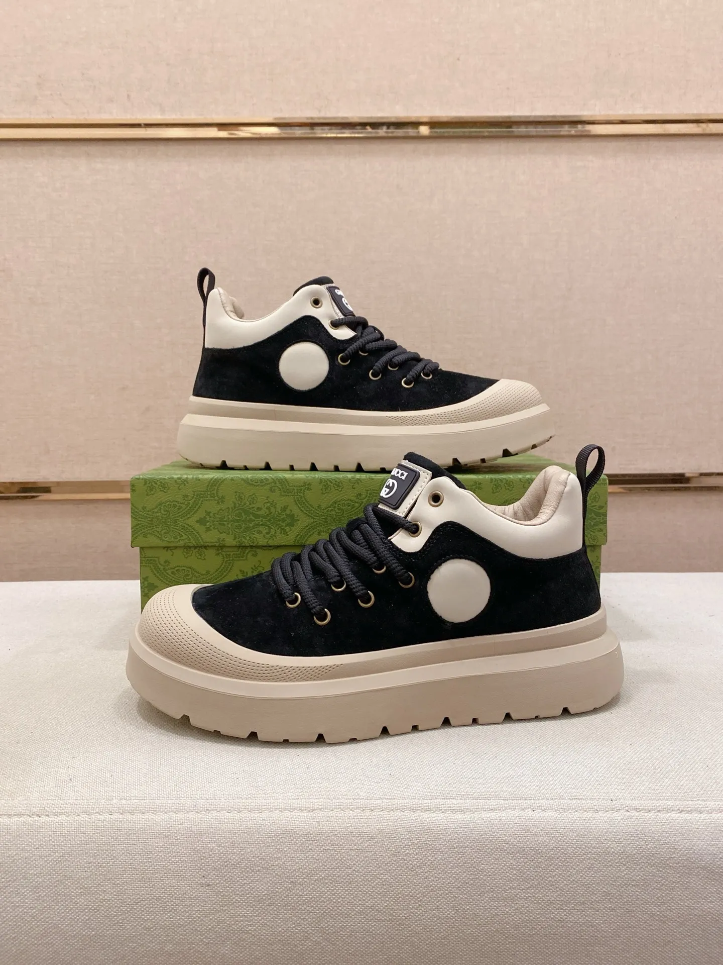 Men's men's shoes 💰 462💰🇮🇹🇮🇹GUCCI (Gucci) top 🔍🔍 new models are on sale at the same time at the counter. The uppers 🇮🇹 are imported from Italy and are made of top-grain cowhide. Fully imported genuine leather lining 💪💪, completely 1⃣️ to 1⃣️ replica 🇮🇹💪💪, ⚠ sole: original sole provided by the original factory, exclusive movable molded sole super comfortable, ⚠ original factory follow-up, 🔍🔍 high quality, you can go in and out of the counter at will, welcome to compare⚠. Code number:38-44